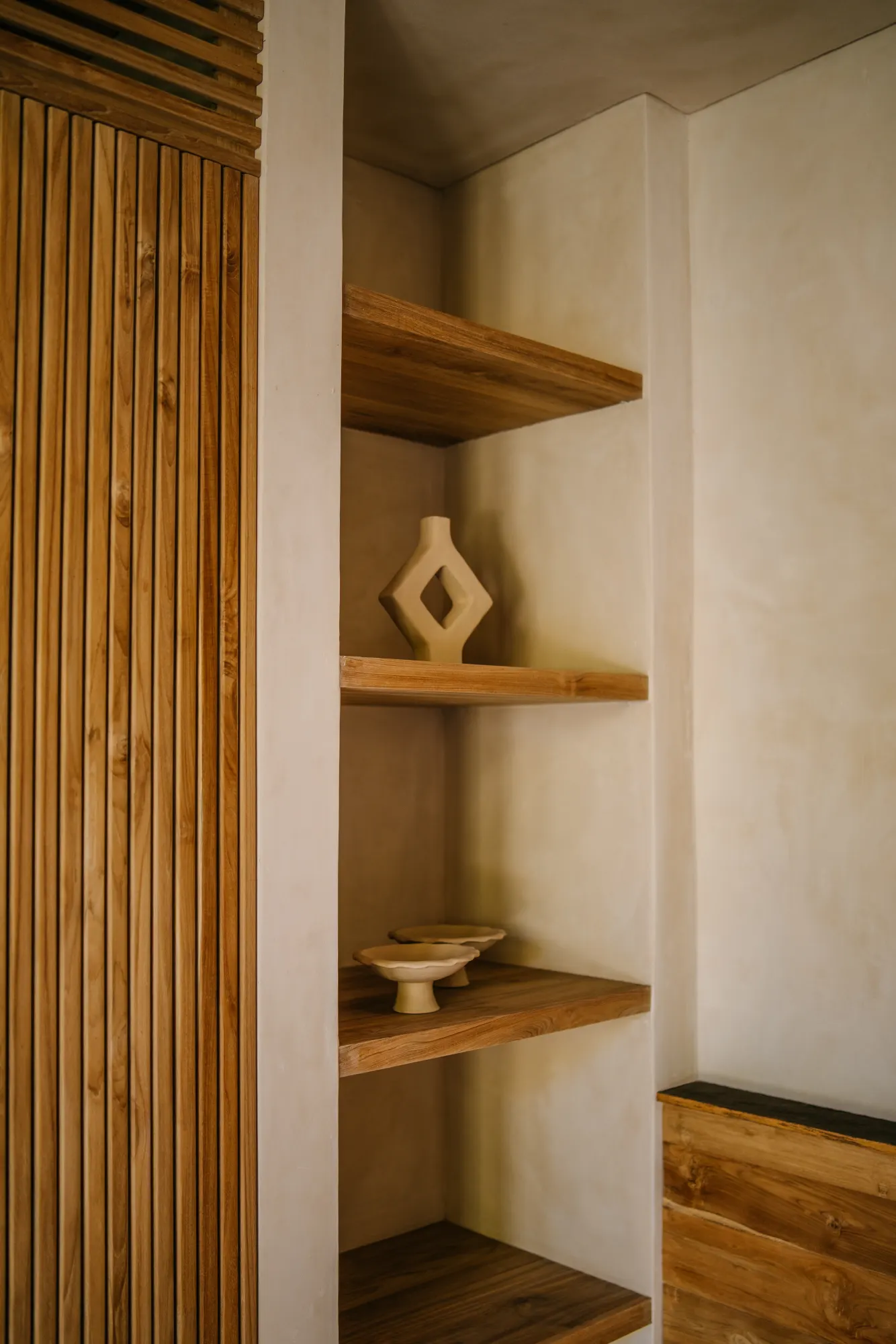 Built-in shelving with sculptural decorative items